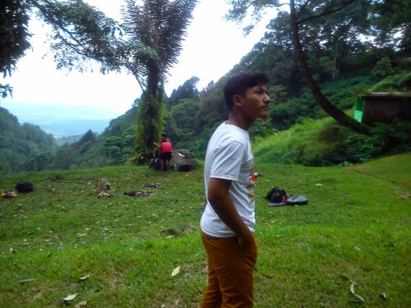negarayu's tweet photo. Liat apaan sih? @RaybianRevai48 http://t.co/NUX7h1QaqR
