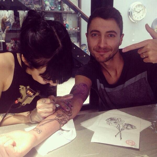 BMTHindo's tweet photo. Photo: Jordan lagi asik di tatto Hannah Snowdon kekasih Oliver Sykes.. Hannah tattoin hati aku dong http://t.co/b1BcIxZMi5