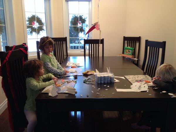 Pineloopay's tweet photo. #busyelvesmakingsnowflakes http://t.co/jNHpYulO15