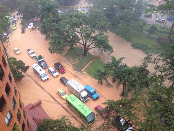 Innundada la calle y el rio Cali a tope :/  <a href="/elpaiscali/">El País Cali 📰</a>  avenida 4 oeste