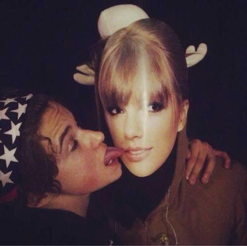 TaylorMcSlut's tweet photo. @TheVampsBrad I'm coming for you baby http://t.co/9TqCgJKDzK