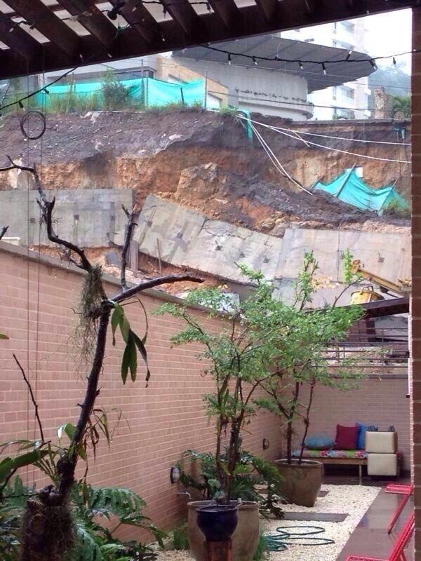 <a href="/TaxisLibres4/">Taxis Libres Cali</a> <a href="/movilidadcali/">Secretaría de Movilidad de Cali</a> <a href="/elpaiscali/">El País Cali 📰</a> <a href="/TwiterosCali/">TWlTTEROS CALI</a> colapso de muro en Normandía (santangello) con fuga de gas