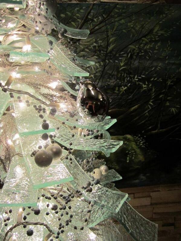 GlassTweets's tweet photo. Desde objetos con vidrio queremos desearles unas felices fiestas para todos! http://t.co/g4tWy1hN0X