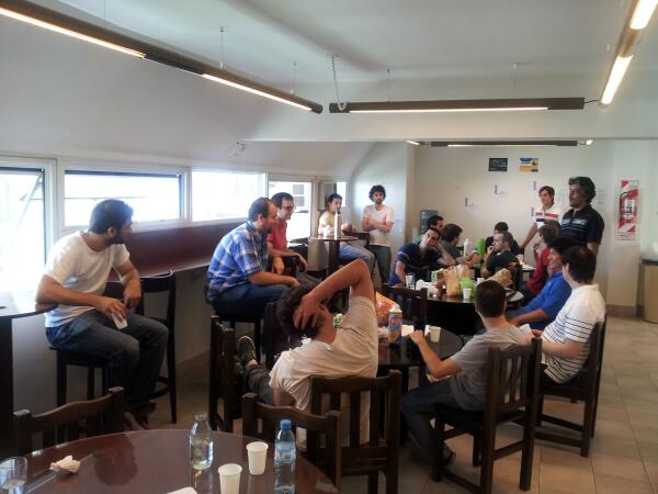 somospnt's tweet photo. La #fotoDelDia en #somosPNT, desayunando y repasando los logros del 2013 http://t.co/WPUno0UBMA