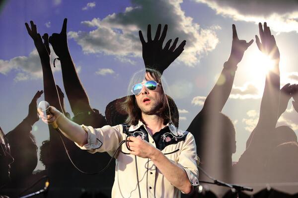 RocknCoke's tweet photo. Primal Scream derken ‘praymıl' yerine 'pırimıl' diyen o samimi insan! Seni seviyoruz. http://t.co/U2KO7z7Bpx