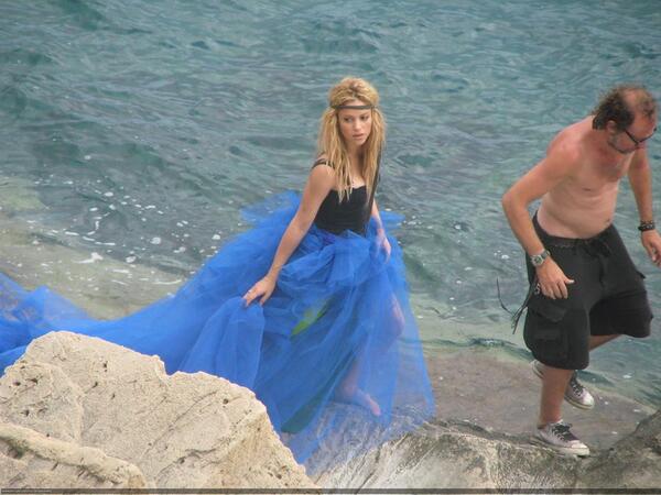 ShakHQ's tweet photo. #SALEELSOL DE @shakira http://t.co/xfVa3MGsyh