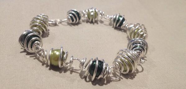 Hand0Made's tweet image. New wire bracelet. Other colours available. Msg me to order yours.