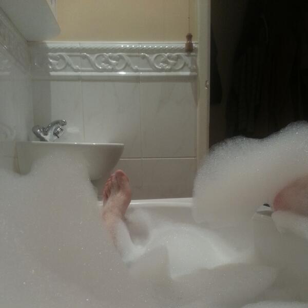 ash_makin's tweet photo. Nice hot bath after a hard day at work http://t.co/jaRra7E4c2