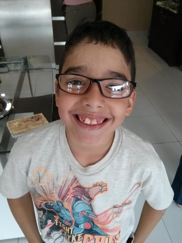 gildanio's tweet image. Ele ficou todo feliz, provando seu mais novo óculos.