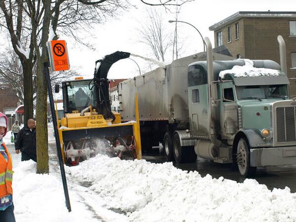 JdeMontreal's tweet photo. Déneigement à Montréal : les activités suspendues pour Noël
http://t.co/3AQewuEZHk http://t.co/caApPaqO8R
