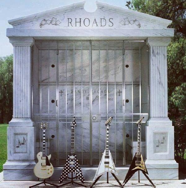 MauriRhoads's tweet photo. the tomb of rhoads randy #thebiglegendneverdie http://t.co/QcRxDEIXt2