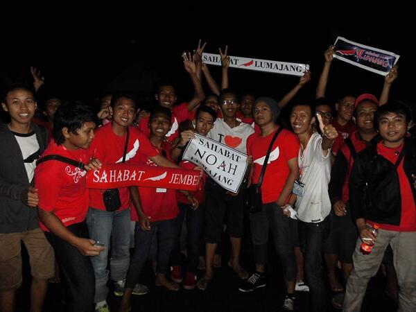 SNLumajang's tweet photo. ngelive konser @NOAH_ID #jember #promildtour http://t.co/f9znFBwbrJ