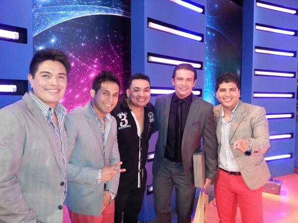 OFundichely's tweet photo. Con los chicos de @Kumbia_Stars @catrv22011 @leonardleoncito @JosimarFidel UN PLACER CONOCERLOS MUCHACHOS http://t.co/oPQH2bqkVv