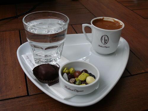 Muhabbetle içilen Türk Kahvenizi kiminle içmek isterdiniz? A ) AİLEM B ) ARKADAŞLARIM C ) SEVGİLİM