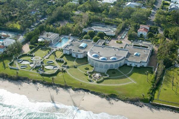 RichPeoplePix's tweet photo. RT for Donald Trump's mansion right on the ocean http://t.co/cfqzSS4RpE