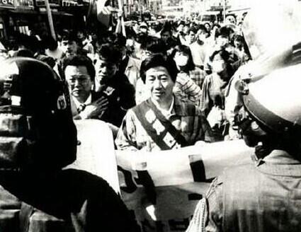 불법을 저지른 자들이 역설적으로 법을 무기 삼아 범죄를 은폐하고, 나아가 국민의 입과 귀를 막으며 민주주의를 탄압하는 도구로 쓴다면, 국민이 가질 수 있는 것은 저항권밖에 없다. 저항은 선택이 아니라 의무다!