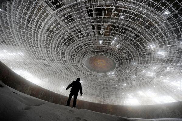 TimGreen_Music's tweet photo. Some really cool abandoned places. Id love to throw a party at one of these   http://t.co/weLuDr9U36 http://t.co/5gEF5qAX0U
