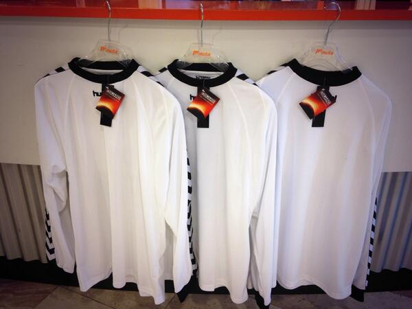 MutaTeamshop's tweet photo. Volgende ronde! #kerstcadeau RT ALS JE EEN HUMMEL SPORTSHIRT MAAT M/L WILT! We maken vandaag 3 winnaars bekend. http://t.co/LcuEBRBS5q