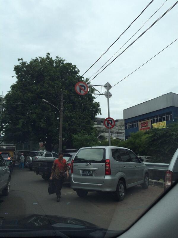 saintliaw's tweet photo. @basuki_btp selamat siang Pak Wagub. Melaporkan parkir liar yg terkoordinir di jl toko tiga jakarta barat http://t.co/6QKfuKmjye