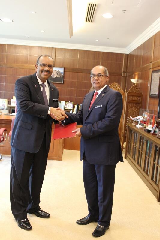 DrAliHamsa's tweet photo. Salam,Dato' Mohamad Khalid Bin Hj Shariff,dilantik sebagai KSU,Kem Dalam Negeri yg baharu mulai 1 Jan 2014.-Dr.Ali http://t.co/U7cOvYbcRP