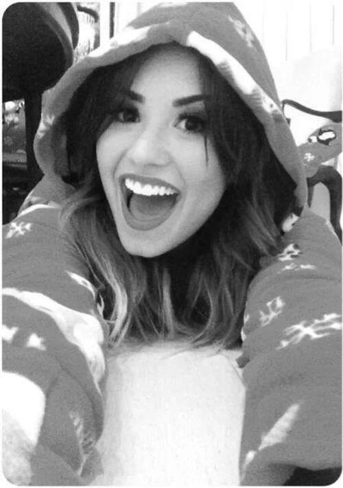 warriorsince92's tweet photo. When @ddlovato wears this kind of outfit better than everyone else. Aweee! □ #DEMIin2013 http://t.co/zWgCIQcDHR