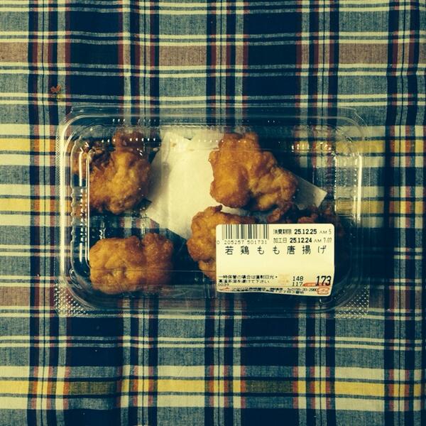 sao829's tweet photo. メリークリスマス！あっきー♫RT @AkiNoLiSas: 妻はこれから女子会に出かけるそうだ、留守する俺の晩御飯にとささやかな鳥肉が用意されていた http://t.co/qpLMdNdBGA