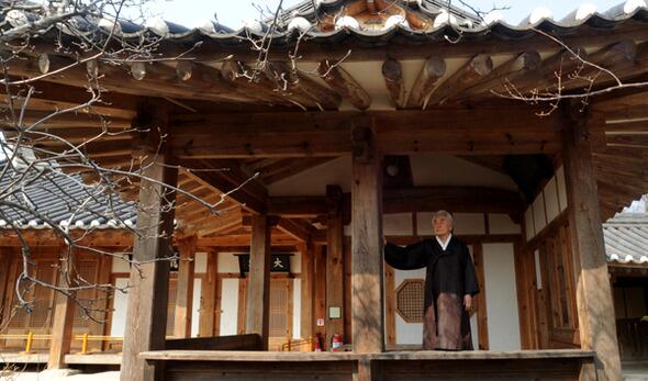 traitor_bot's tweet photo. 경주 최부자집은 박정희에게 어떻게 몰락했나 "한국판 노블레스 오블리주의 표상은 박정희의 영남대에 어떻게 무너졌나" https://t.co/3dlPS1op2z  [한겨레기사] https://t.co/aOG7aQbCdJ