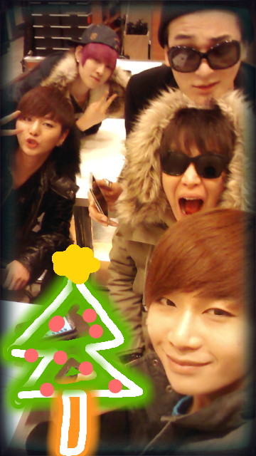 131225 HyoSeok Ѽ Twitter ♬ Joyeux Noël BcQ2o0sCAAAE3J3