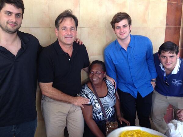 Con Juan Andrés, Felipe y Gabriel en Riba Smith comprando roscas de pan y los famosos bollos de maíz nuevo de Fabiola