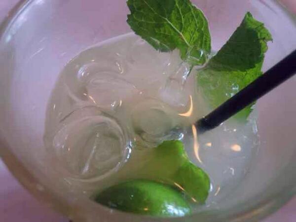 ameliaprimarini's tweet image. #mojito at #pancious. The mint leaves really tempting. #beverages #foodism #nice