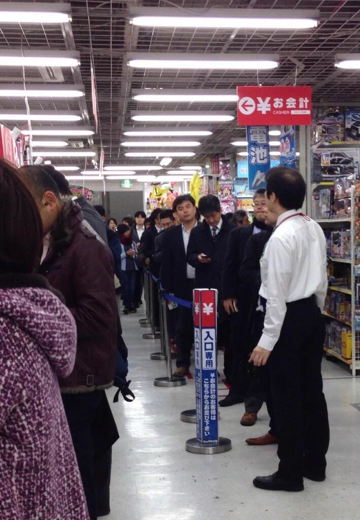 ビックカメラに夜な夜なできる、サンタさんの行列！！