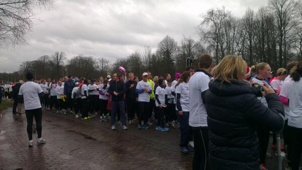 GHM2013's tweet photo. De 10 km van de #GHM2013 is gestart, op naar de 5 km. Wat een toppers allemaal! Bedankt! #sr13 http://t.co/iWKVSB8ZnU