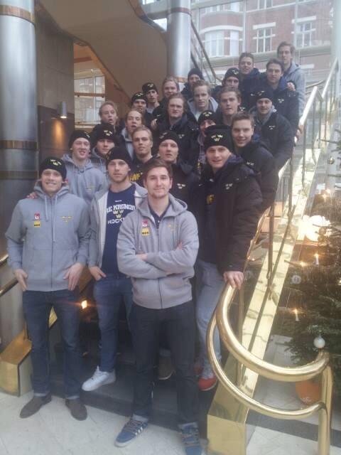 Trekronorse's tweet photo. God Jul önskar Juniorkronorna! Vi ses väl i Malmö Arena? #jvm14 #trekronor #twittpuck http://t.co/DKT9SrSihk