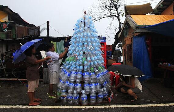 newsguyusa's tweet image. MT @TheAtlantic: In aftermath of typhoon Haiyan, Filipinos improvising #Christmas trees theatln.tc/1cloIBz