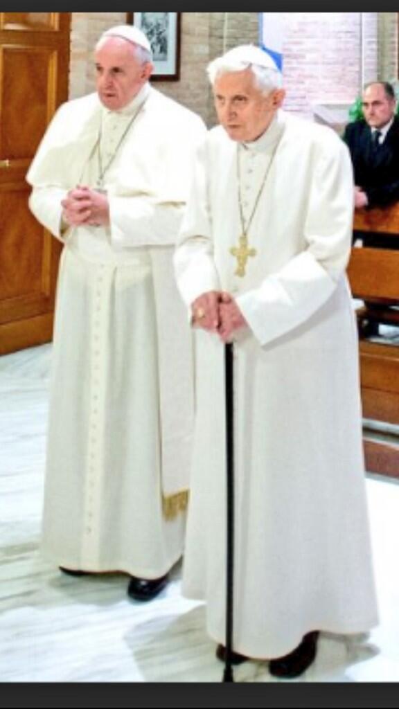 robertoofarrill's tweet image. Ayer, BXVI y Francisco, durante el intercambio de felicitaciones por Navidad: