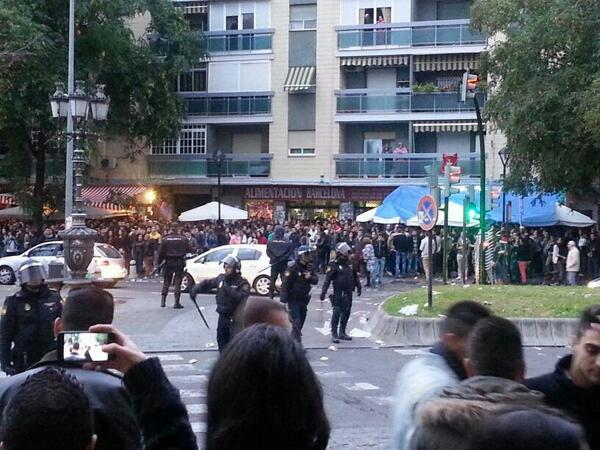 CORDOBACABREADA's tweet photo. Y PARA TODO AQUEL QUE PREGUNTABA LO SUCEDIDO EN LA AVENIDA BARCELONA ESTA TARDE, AQUÍ EL RESUMEN #CAOSNAVIDAD http://t.co/w5M5w0gAg1