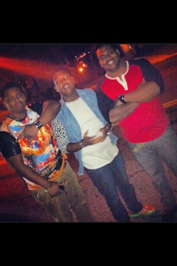 TooSmooveWithIt's tweet photo. Merry Christmas Eve From Me And My Brothers 😎🎁🎈🎉 http://t.co/dPgEWjddpU