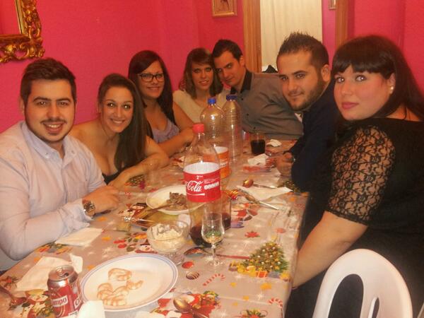 maaqii_92's tweet photo. #primos #nochebuena @melodyfssoto @CarmensiyaRL @luismi_fuentes @juan191288 @negratb @Andres_Dguez http://t.co/ULjw8s4nGH