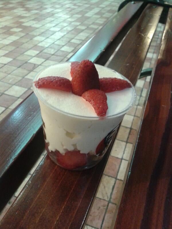 pernocteo's tweet photo. en Riocentro con postre de @KFC yaaaaay!! con @diaverik http://t.co/FC7fTaMfKM