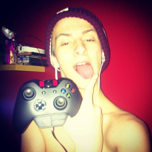 MattyGamesALot's tweet photo. Merry Xmas people #xboxone #controller #betterconsole #tired #xmas http://t.co/LyLUOQ1XMY
