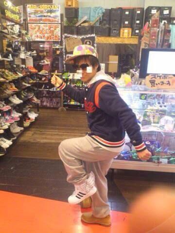 monly110's tweet photo. 俺のいとこオモロイな。笑

てか、馬鹿たれやね。笑

今年ゎ都城帰れんから逢えんね(´Д` ) http://t.co/yXFoig6Nb9