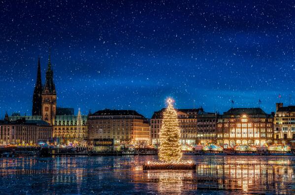Bill_Gross's tweet photo. Christmas in Hamburg. Great photo by S.Wickencamp: http://t.co/RQmAWcnMlg http://t.co/Owt3aVf5b6