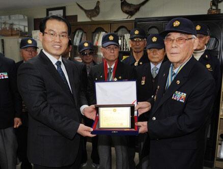 신천지 이만희 총회장, 6.25참전유공자회 감사패 받아 newscj.com/news/articleVi…