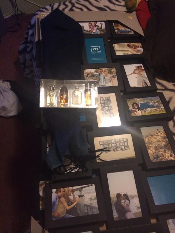 imjakee's tweet image. Omg it's Christmas 😁🎁❤️👌🎄 love Lorraine 😍 #picframes #scarf #ckcologne