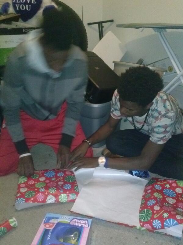_Justinjohnso's tweet photo. These niggas cannot wrap gifts http://t.co/acSNE6rLSF