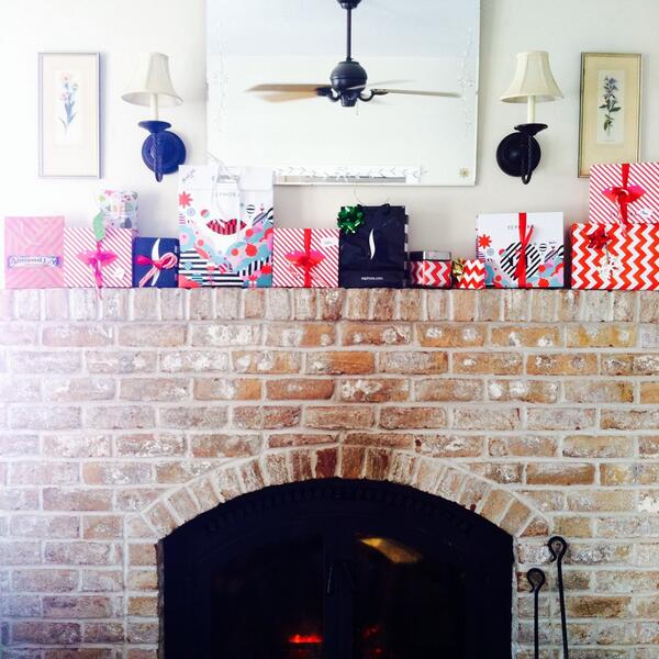 laMattice's tweet photo. #matticechristmas 🎁🎁🎁🎁 http://t.co/GhKegeTDQU