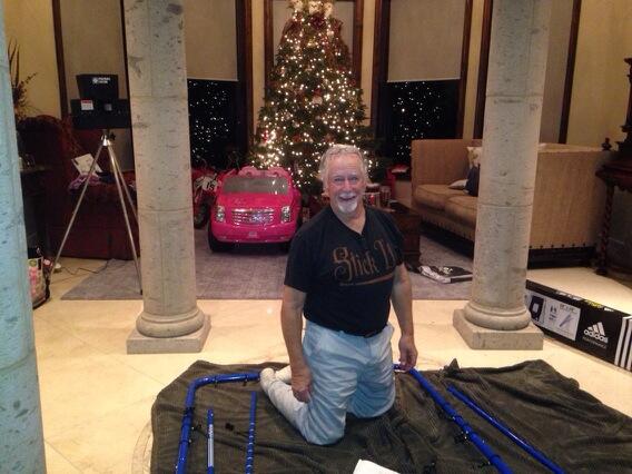 KMillar15's tweet photo. Santa still hard at work #DadsHelp http://t.co/h04FGvmJHY