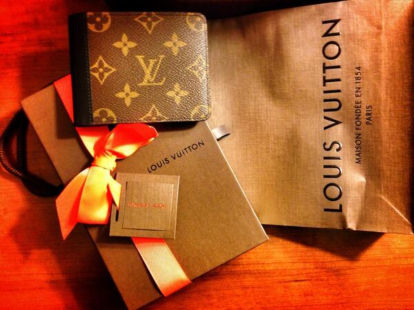 richardemerson's tweet photo. MERRY CHRISTMAS!! 🎄🎅🎁 #louisvuitton #brownchristmas #blessed #grateful http://t.co/Te5fM4CmO3