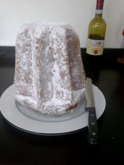 aandewijn's tweet photo. #kerstontbijt met een heerlijke #italiaanse #panettone gekregen van #costadorodilonardi #salute http://t.co/dY78ftq95x