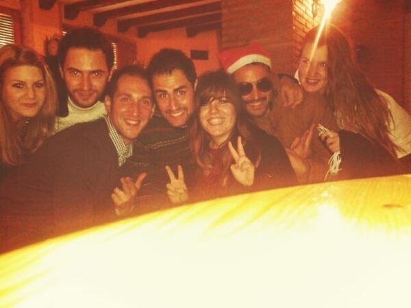 mi_san_tu's tweet photo. Esta cuadrilla no ha dormido nada, seguimos en pie, seguimos felices. http://t.co/cWWaj1vgvN